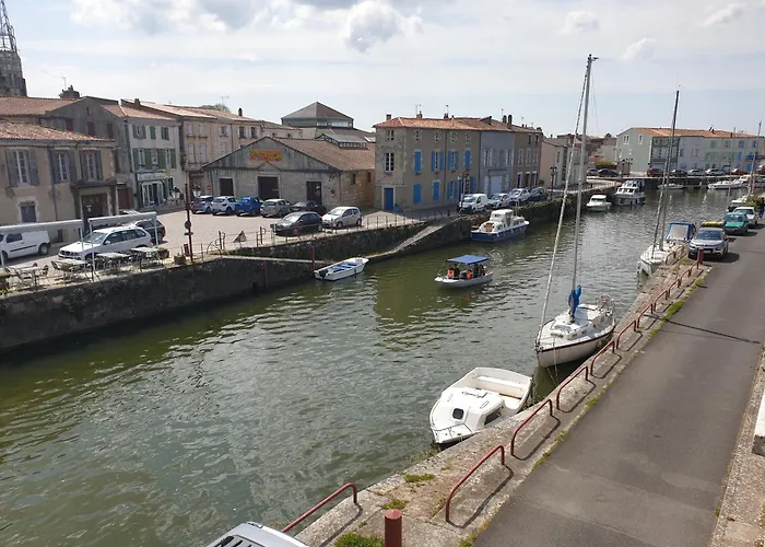 Un Trois Etoiles Entre La Rochelle Et Les Marais Poitevin